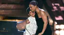 Penyanyi Alicia Keys memeluk putranya Egypt Dean selama acara iHeartRadio Music Awards 2019 di Los Angeles, California, AS (14/3). (AP Photo/Chris Pizzello)