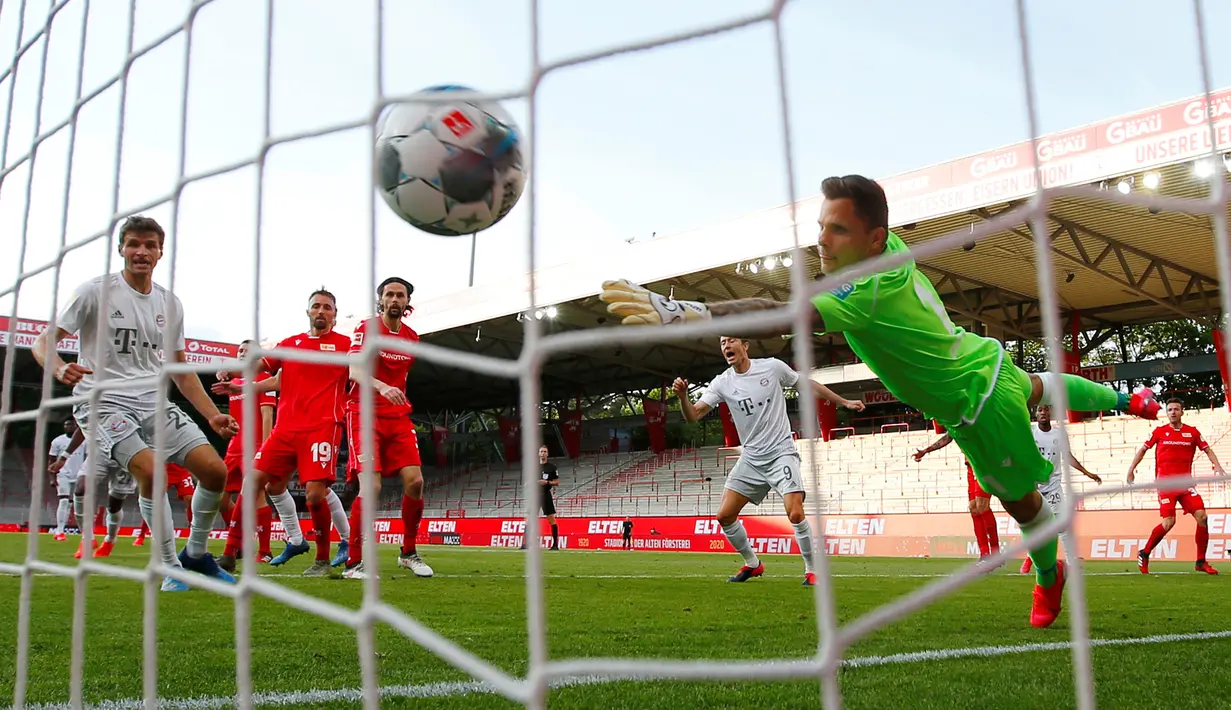 Pemain Bayern Munchen Benjamin Pavard (tak terlihat) mencetak gol ke gawang Union Berlin pada pertandingan Bundesliga di Berlin, Jerman, Minggu (17/5/2020). Bayern Munchen masih memuncaki klasemen Bundesliga usai mengalahkan Union Berlin 2-0. (HANNIBAL HANSCHKE/POOL/AFP)