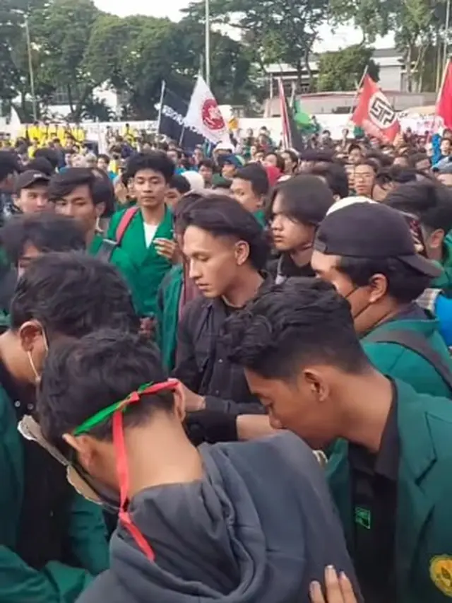 8 Potret Jefri Nichol Ikut Aksi Demo Tolak UU Cipta Kerja di DPR, Jadi Sorotan