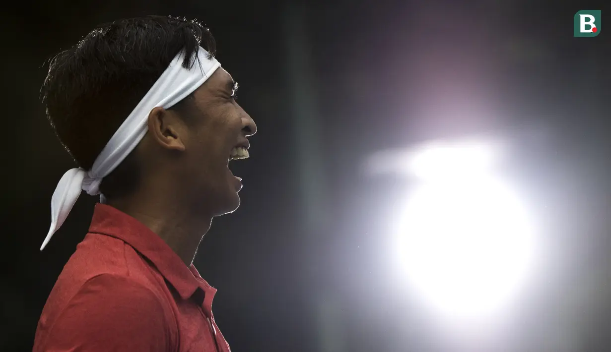 Petenis Indonesia, Christopher Rungkat, tertawa saat latihan di Lapangan Tenis Pondok Indah, Jakarta, Kamis (19/7/2018). Dirinya merupakan salah satu petenis yang akan turun pada Asian Games XVIII. (Bola.com/Vitalis Yogi Trisna)