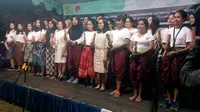 Puluhan mahasiswa program SEED Unpar 2019 yang berasal dari tiga negara ASEAN, nampak asyik dan ceria memainkan alat musik celentung, khas masyarakat Selaawi, Garut (Liputan6.com/Jayadi Supriadin)