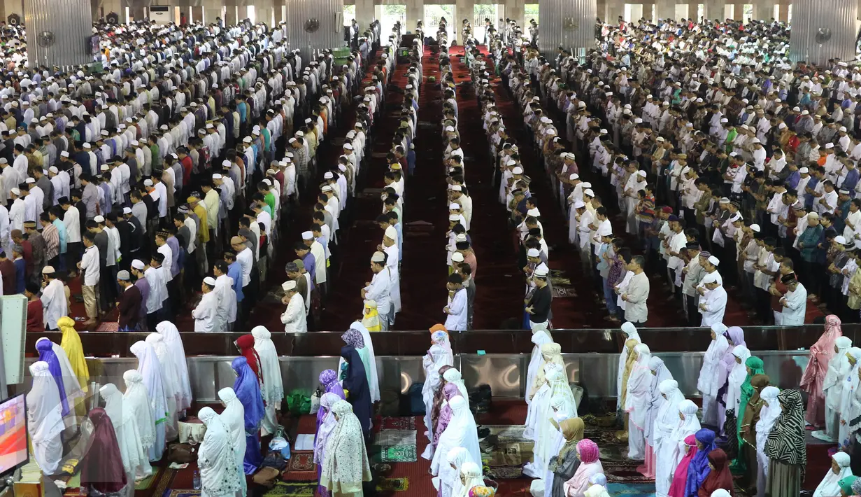 Ratusan umat Islam mengikuti salat gerhana matahari di Masjid Istiqlal, Jakarta, Rabu (9/3/2016). Salat gerhana tersebut diadakan sebagai ungkapan syukur atas kuasa Allah SWT. (Liputan6.com/Herman Zakharia)