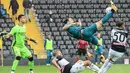 Striker AC Milan, Zlatan Ibrahimovic, mencetak gol dengan tendangan salto ke gawang Udinese pada laga Liga Italia di Stadion Friuli, Minggu (1/11/2020). AC Milan menang dengan skor 2-1. (AFP/Andreas Solaro)