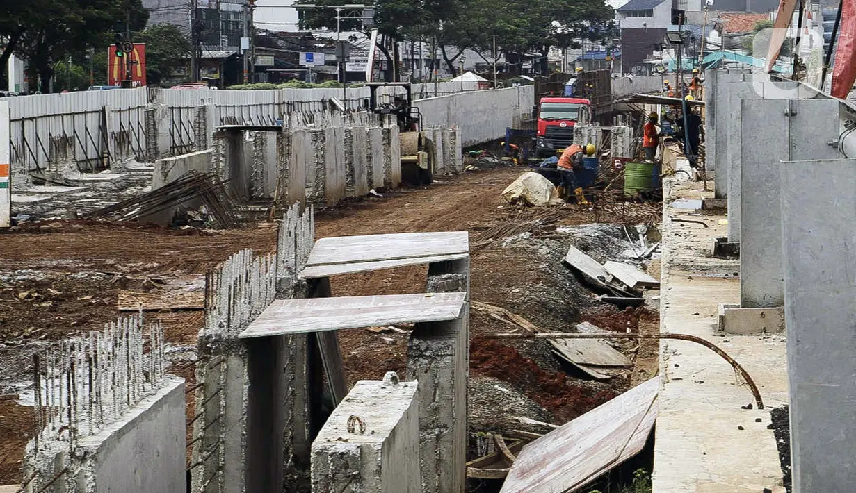 Suasana proses pembangunan underpass di Jalan Dewi Sartika, Depok, Jawa Barat, Rabu (16/11/2022). Progres pembangunan underpass yang melintang dari arah Dewi Sartika ke Jalan Margonda Raya dengan panjang penanganan 970 meter dan panjang underpass 470 meter itu sudah mencapai 70 Persen. (Liputan6.com/Herman Zakharia)