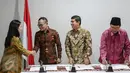 Puan Maharani (kiri) berjabat tangan dengan Menteri Tenaga Kerja, Hanif Dhakiri usai menyaksikan penandatanganan draft Surat Keputusan Bersama (SKB) Libur Nasional dan Cuti Bersama tahun 2016, Jakarta, Kamis (25/6/2015). (Liputan6.com/Faizal Fanani) 