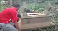 Aksi Remaja Angkat Batu Nisan Kuburan Demi Ambil Jamur (Sumber: TikTok/@kesellerenn)