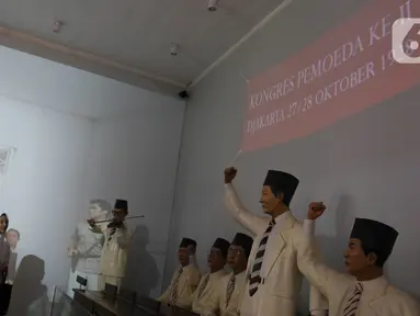 Dua pelajar mengamati diorama Kongres Pemuda II di Museum Sumpah Pemuda, Jakarta, Senin (28/10/2024).
