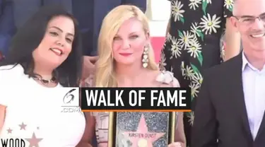 Nama Kirsten Dunst akhirnya terukir di Hollywood Walk of Fame. Kebahagiaan pun terpancar dari wajah Kirsten ketika menyampaikan pidato upacara penganugerahan bintang Walk of Fame. Saking bahagianya, Kirsten sampai-sampai menangis.