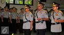 Mantan Kapolda Papua Yotje Mende (kiri), Kapolda Papua Brigjen Pol Paulus Waterpaw (tengah) dan Kapolda Papua Barat Brigjen Royke Lumona (Kanan) saat mengikuti serah terima jabatan di Mabes Polri, Jakarta, Jumat (31/7/2015). (Liputan6.com/Yoppy Renato)