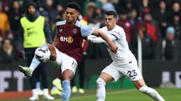 Striker Aston Villa, Ollie Watkins (kiri) menguasai bola dibayangi bek Tottenham Hotspur, Pedro Porro pada laga pekan ke-28 Premier League 2023/2024 di Villa Park, Birmingham, Minggu (10/3/2024). (AFP/Darren Staples)