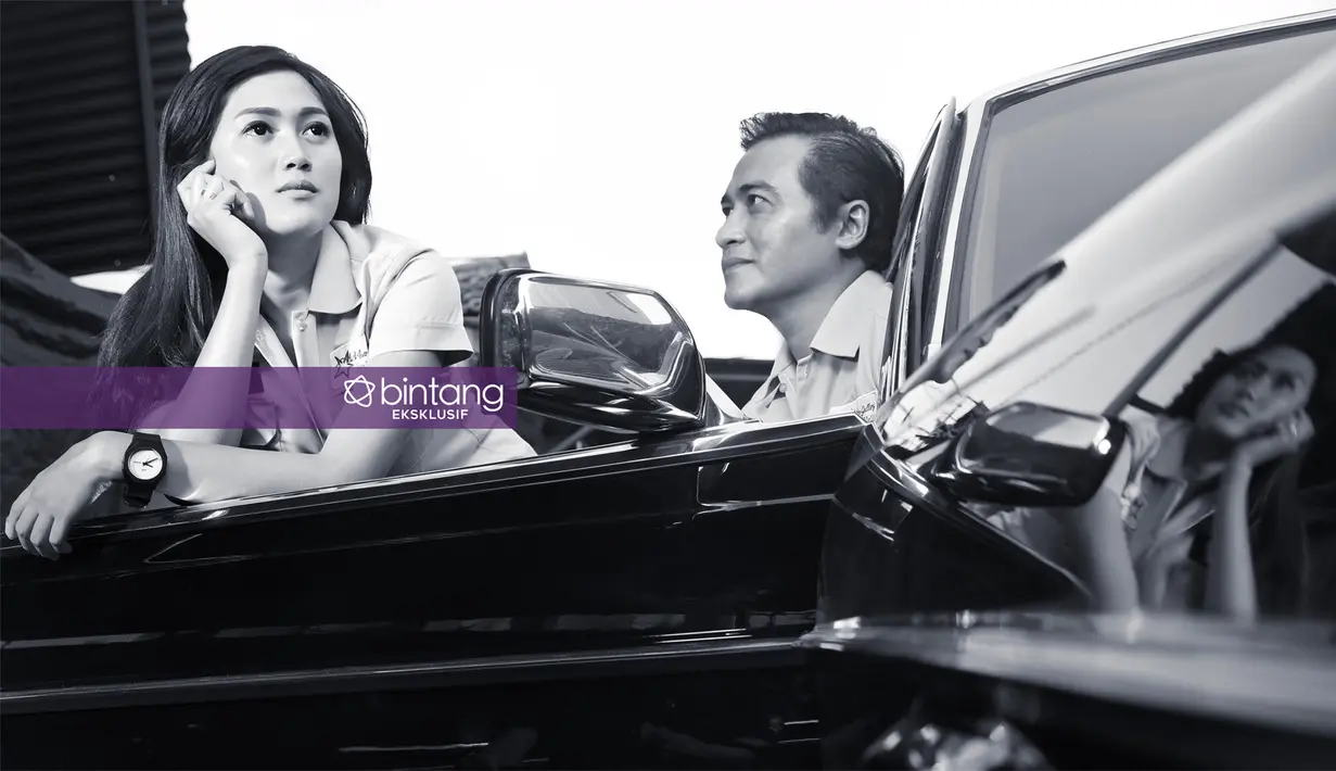 Adjie dan Novita Petria perempuan yang biasa disapa Ovy kemudian menikah pada Minggu (14/5/2017) di kediaman Ovy, Rancaekek, Kabupaten Bandung. Keduanya menikah secara sederhana dan tidak banyak menyebar undangan. (Adrian Putra/Bintang.com)