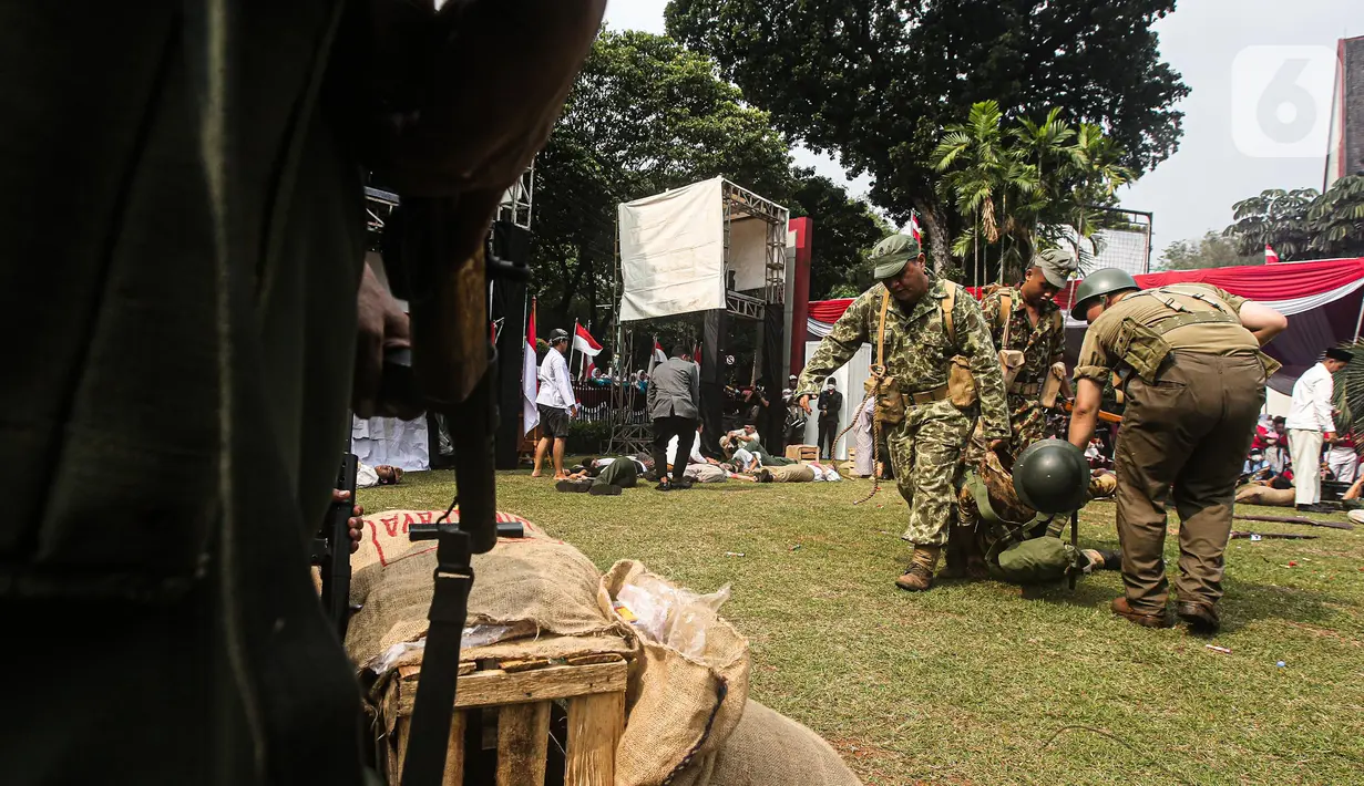 Sejumlah seniman memerankan para pahlawan dan penjajah dalam Pertunjukan Sosiodrama "Reenactor Bangor" Gelora Bangsa di halaman Museum Naskah Proklamasi, Jakarta, Selasa (16/8/2022). Pertunjukan tersebut merupakan salah satu rangkaian acara Napak Tilas Proklamasi dalam rangka menyambut Ke-77 Kemerdekaan Republik Indonesia (RI). (Liputan6.com/Faizal Fanani)