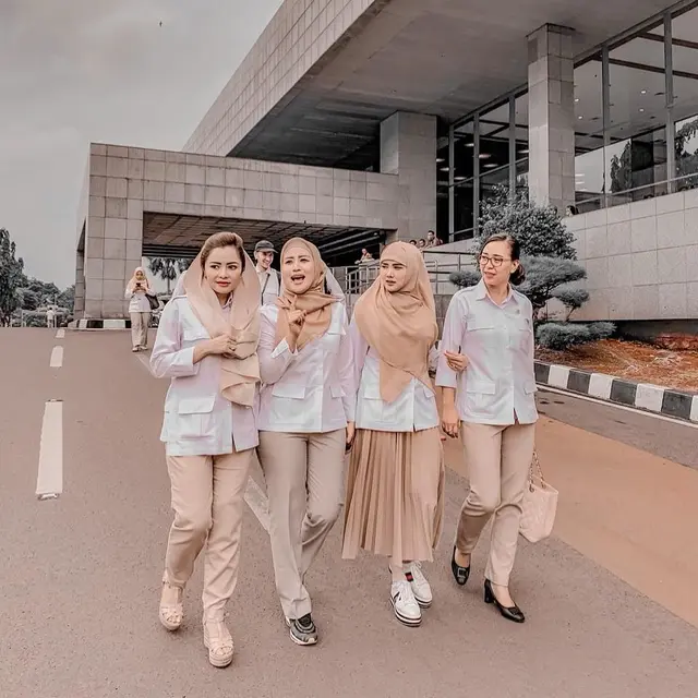7 Gaya Mulan Jameela Bareng Rekan DPR, Bak Sosialita
