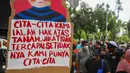 Aksi massa yang tergabung dalam Koalisi Rakyat Menolak Penggusuran (KRMP) di depan Balai Kota DKI Jakarta, Kamis (24/2/2022). Mereka juga menuntut mmebuat peraturan yang mengatur perlindungan HAM warga terdampak penggusuran, serta peta jalan reforma agraria di Jakarta. (Liputan6.com/Herman Zakharia)