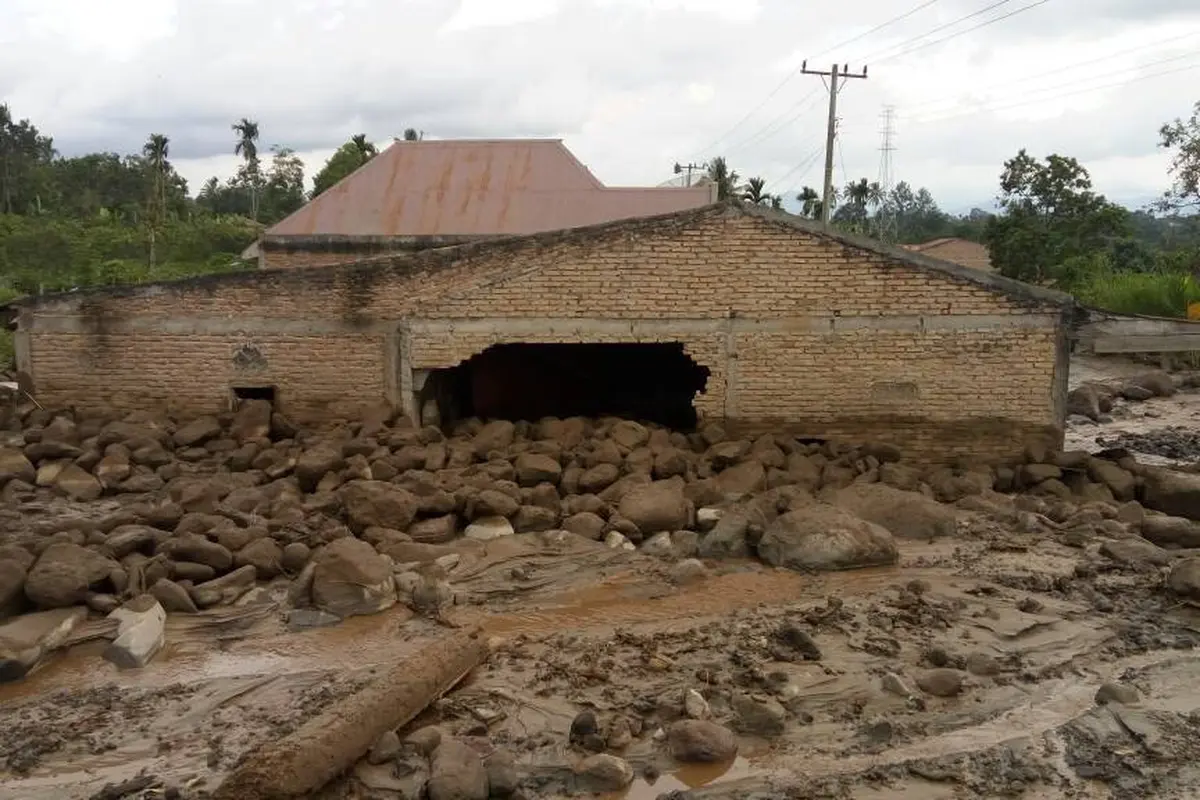 Lahar Dingin Sinabung Rusak 20 Rumah Warga, Lalu Lintas Dialihkan