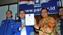 Ketum PAN Zulkifli Hasan (dua kiri) foto bersama Ketua Bawaslu Abhan (dua kanan) di Kantor DPP PAN, Jakarta, Kamis (5/7). Bawaslu mengunjungi DPP PAN untuk mensosialisasikan pengawasan dan pencalonan Pileg dan Pilpres 2019. (Merdeka.com/Iqbal S. Nugroho)