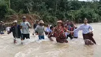 Jembatan Putus, Puluhan Siswa di Sukabumi Nekat Menerjang Arus Sungai Menuju Sekolah