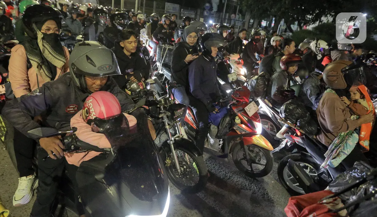 Ribuan pemudik tersebut sebagian besar akan menuju Provinsi Lampung dan sekitarnya. (Liputan6.com/Herman Zakharia)