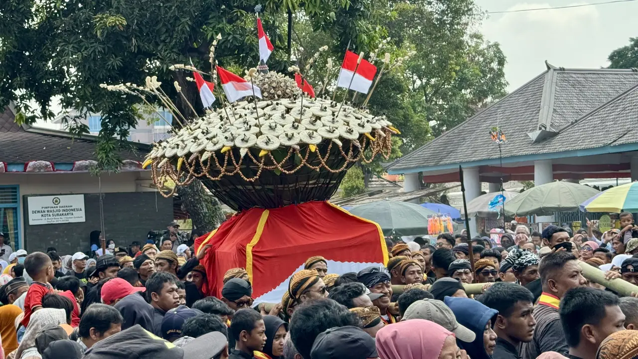 Keraton Kasunanan Surakarta Hadiningrat atau Keraton Solo menggelar kirab Gunungan Grebeg Maulud untuk memperingati puncak Peringatan Maulid Nabi Muhammad SAW, Jumat (5/9/2025).