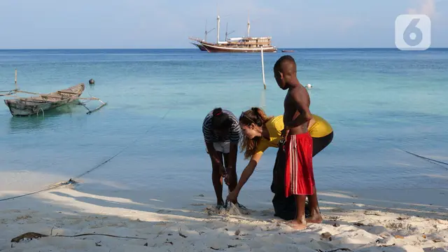 Bersama Carrie, Anak-Anak Papua Barat Bersihkan Pantai Raja Ampat