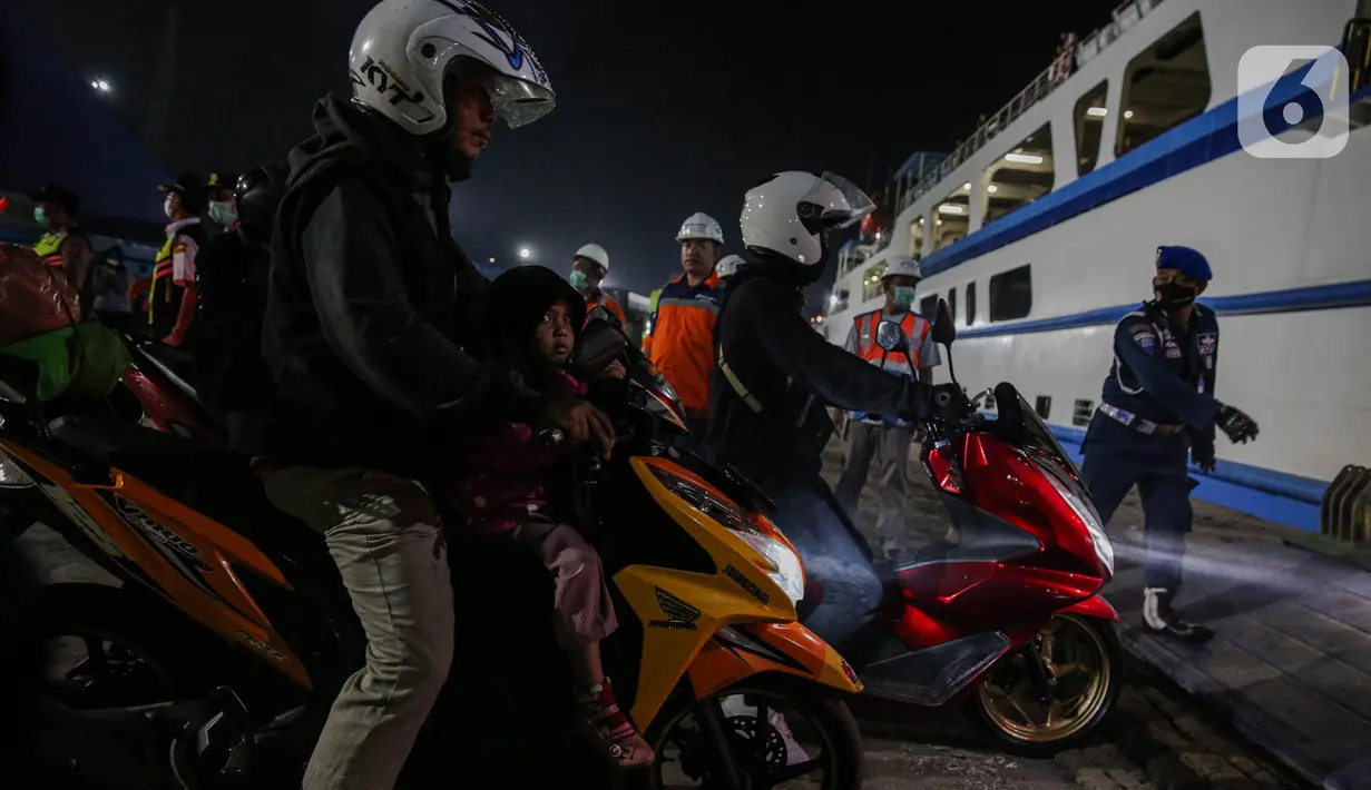 Pemudik dengan sepeda motor yang hendak menyeberang dari Pulau Jawa ke Sumatra mulai memadati Pelabuhan Ciwandan, Cilegon, Banten, sejak Selasa (18/4) pagi ini. (Liputan6.com/Faizal Fanani)