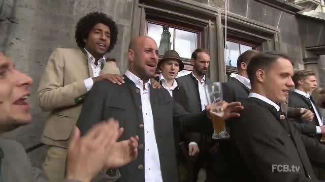 Momen langka mengenai tingkah laku keseharian para pemain Bayern Munchen seperti Thomas Muller, Arjen Robben, Manuel Neuer, Mario Gotze di tahun 2015.
