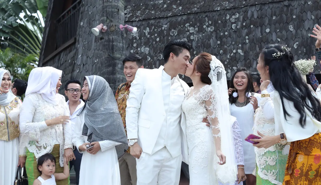 Kabar bahagia dari musisi Ifan Seventeen. Ifan resmi mempersunting Dylan Sahara. Keduanya resmi menikah hari ini, Rabu (2/11/2016) di Putri Duyung Ancol, Jakarta Barat. (Galih W. Satria/Bintang.com)