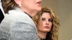  Korban pelecehan seksual Donald Trump, Summer Zervos (kanan) mendengarkan kuasa hukumnya, Gloria Allred saat konpers pengajuan gugatan di Los Angeles, AS (17/1). Summer menggugat Trump atas pencemaran nama baik terhadap dirinya. (AFP Photo/Valerie Macon)