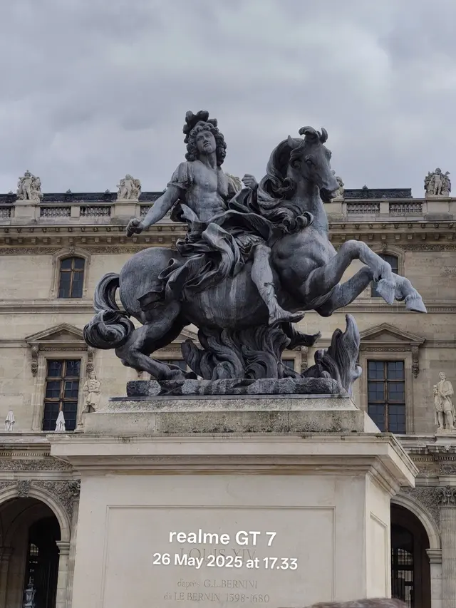 Patung di depan Museum Louvre. Foto: Nurmayanti
