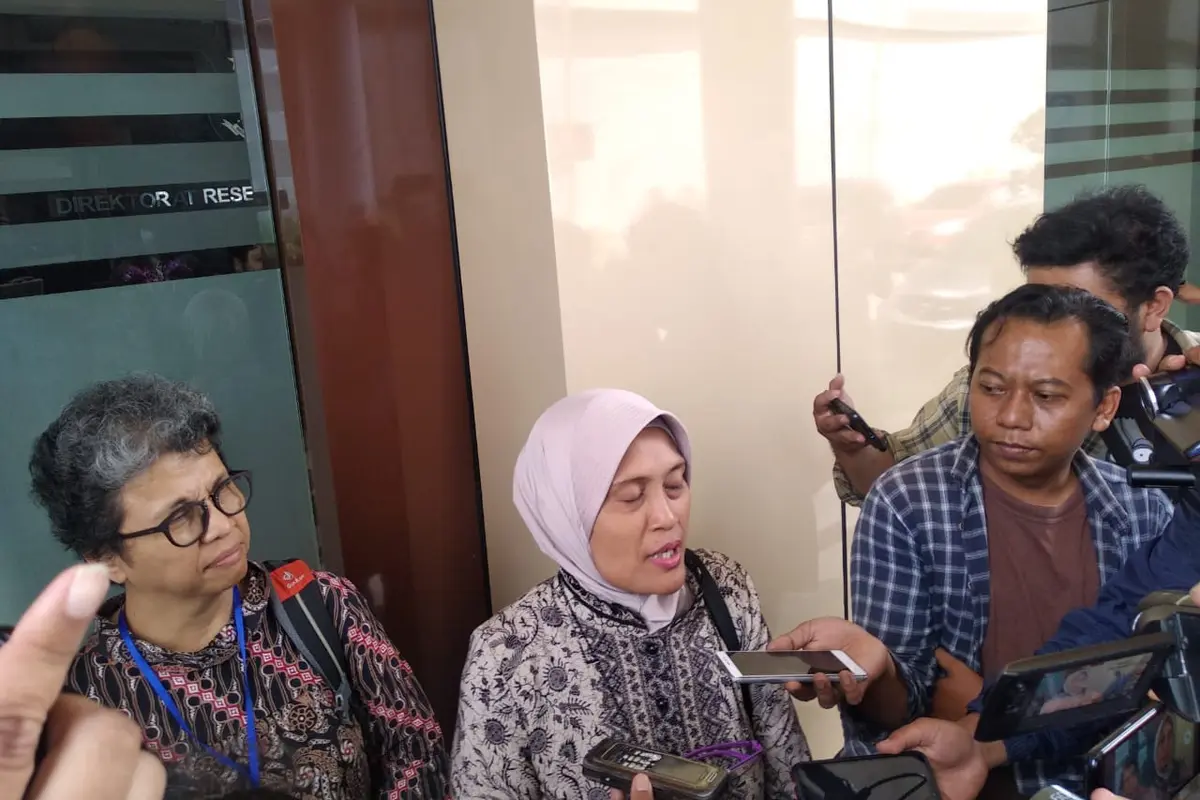 Komisioner Komnas Perempuan, Sri Nurherwati mendatangi Markas Kepolisian Daerah (Mapolda) Jawa Timur (Jatim) untuk menemui tersangka kasus dugaan pornografi, artis VA, Kamis, 28 Februari 2019.