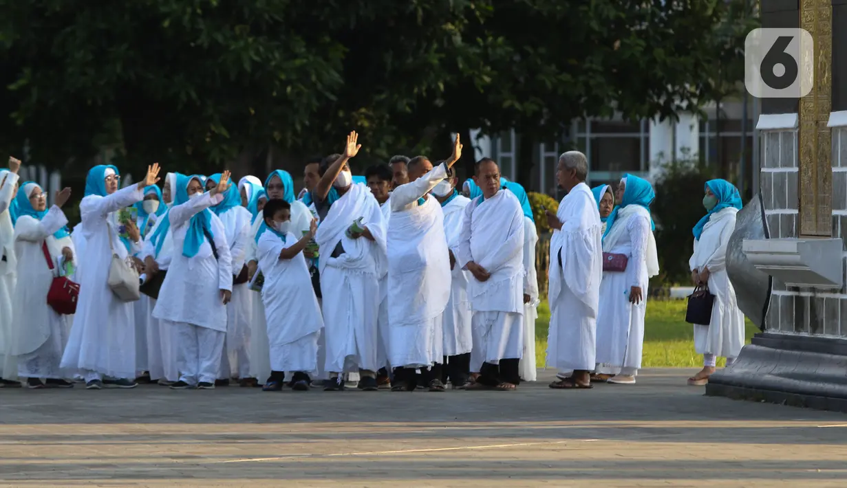 Sejumlah calon jemaah melakukan Tawaf saat manasik (latihan) haji di Asrama Haji Pondok Gede, Jakarta, Senin (23/5/2022). Latihan manasik haji tersebut untuk membekali para calon jemaah haji dan umrah terkait pemahaman tata cara pelaksanaan ibadah secara mandiri ketika di tanah suci. (Liputan6.com/Herman Zakharia)