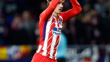 Pemain Atletico Madrid Antoine Griezmann meninggalkan lapangan saat ganti pemain dalam pertandingan Liga Europa melawan Sporting Lisbon di stadion Metropolitano, Madrid (5/4). (AP Photo / Francisco Seco)
