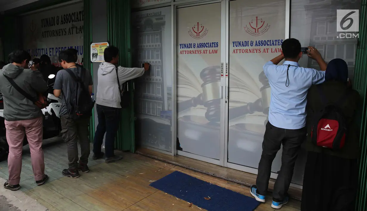 Sejumlah awak media meliput kantor Yunadi and Associates di Jalan Sultan Iskandar Muda, Jakarta (11/1). Penyidik memeriksa seluruh lantai mencari bukti-bukti terkait dugaan merintangi penyidikan KPK dalam kasus E-KTP. (Liputan6.com/Johan Tallo)
