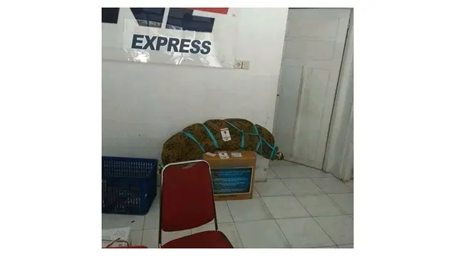 7 Potret Nyeleneh Bungkusan Paket Barang Ini Bikin Kurir Heran