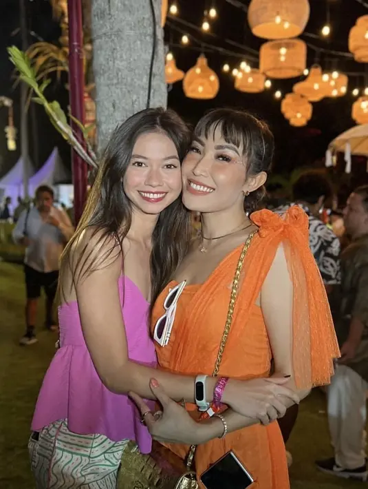 Yuki Kato tampil dengan atasan spaghetti strap warna pink dipadukan bawahan salur hijau dan putih. @mrsayudewi