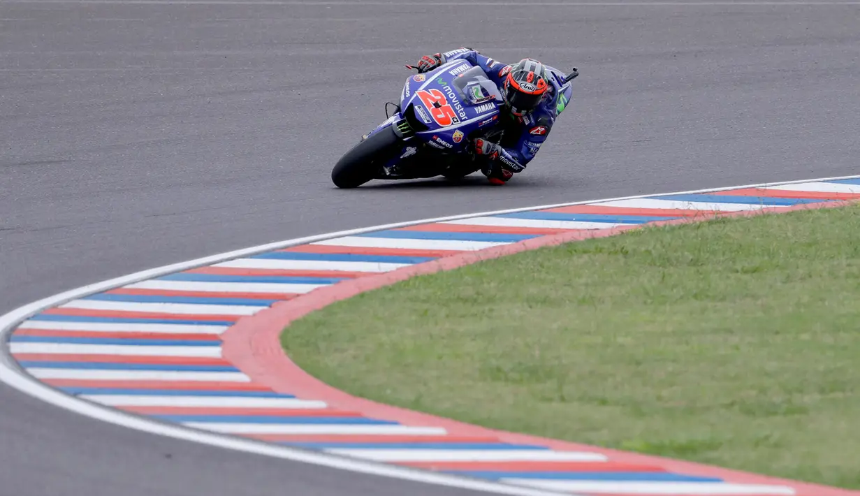 Pembalap Movistar Yamaha, Maverick Vinales memacu motornya selama balapan MotoGP Argentina di Sirkuit Termas de Rio Hondo, Minggu (9/4). Finis di urutan pertama membuat Vinales meraih dua kemenangan di MotoGP musim 2017. (AP Photo/Natacha Pisarenko)