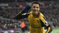 Penyerang Arsenal, Alexis Sanchez, merayakan gol yang dicetaknya ke gawang West Ham pada laga Liga Inggris di Stadion London, Inggris, Sabtu (3/12/2016). (AFP/Justin Tallis)
