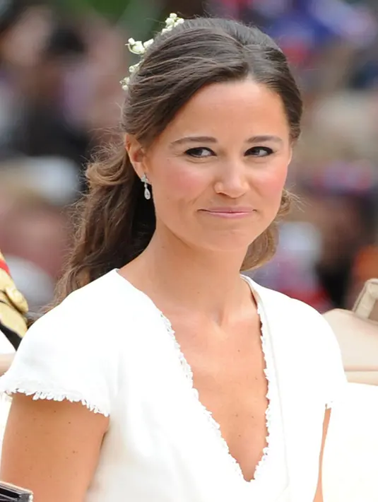 Pippa pun menitihkan air mata haru nya ketika sang kekasih tiba-tiba melamar nya. Merasa tak ragu, Pippa menganggukan kepala nya dan berkata iya. (Dailymail/Bintang.com) 