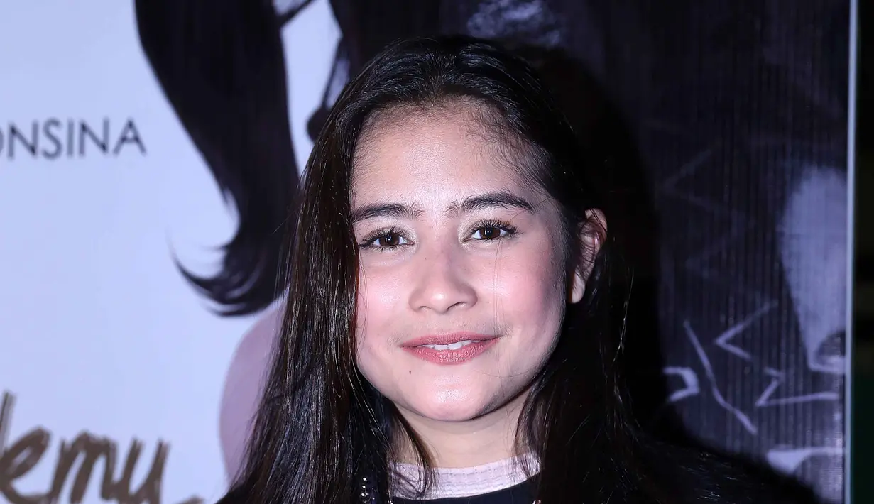Artis berusia 19 tahun ini mengaku jika ia menurunkan berat badannya demi perannya sebagai gadis Jawa di film ‘Surat Untukmu’. Prilly pun mengubah pola asupan makannya serta rutin berolahraga. (Nurwahyunan/Bintang.com)