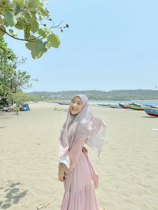 Potret Larissa Chou dan Suami Bulan Madu di Pantai Pangandaran (Sumber: Instagram/larissachou)