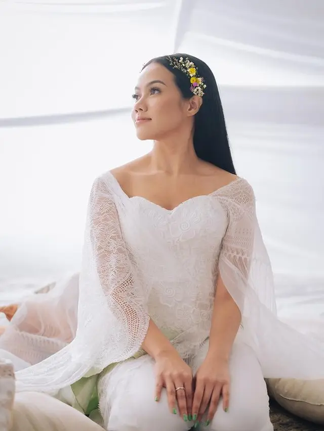 Potret Yura Yunita Jadikan Bunga Sebagai Aksesoris Rambut