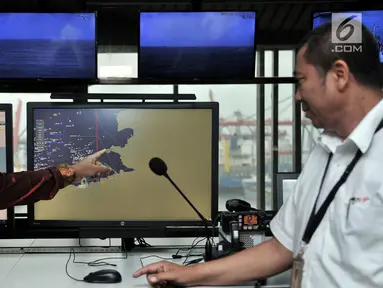 Direktur Operasional dan Sistem Informasi PT Pelindo II/IPC Prasetyadi (kiri) menjelaskan sistem kerja Vessel Traffic System (VTS) di Kantor IPC, Tanjung Priok, Jakarta, Senin (21/1). IPC menerapkan sistem VTS dan VMS. (Merdeka.com/Iqbal Nugroho)