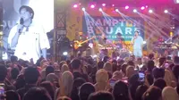 Potret Rizky Febian Manggung di Gading Serpong, Nyanyi Kesempurnaan Cinta Hingga Bermuara