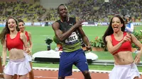 Usain Bolt menari bersama wanita-wanita cantik usai menjuarai kejuaraan atletik lari 100m Diamond League di Stadium Louis II, Monaco, (21/7). Usain Bolt mencatat waktu 9,95 detik dalam kejuaraan tersebut. (AFP Photo/Yann Coatsaliou)
