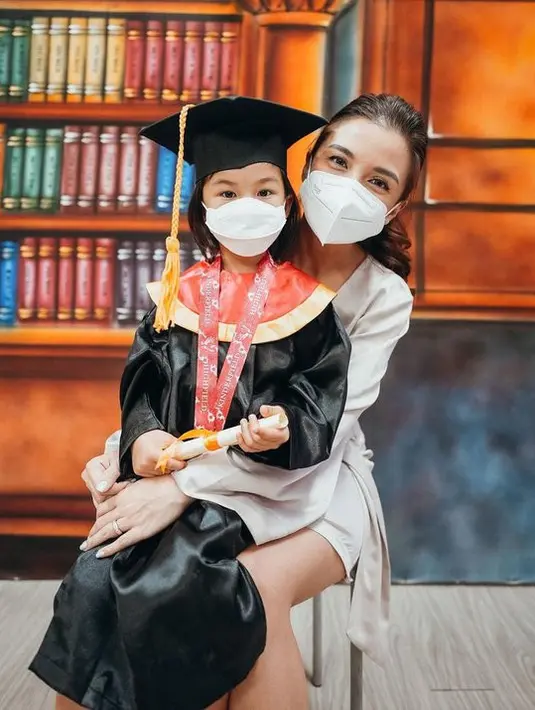 Seperti yang kita tahu, Chelsea belum lama ini telah genap berusia 30 tahun, namun netizen menilai sosoknya masih sangat cocok memerankan karakter gadis SMA. (instagram.com/chelseaoliviaa)