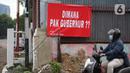 Pengguna jalan melintas di depan poster protes warga terhadap pembangunan flyover di kawasan Tanjung Barat, Jakarta, Rabu (15/7/2020). Dalam poster protes tersebut, warga menuntut agar pembayaran pelunasan pembebasan lahan segera diselesaikan secara serentak. (Liputan6.com/Immanuel Antonius)