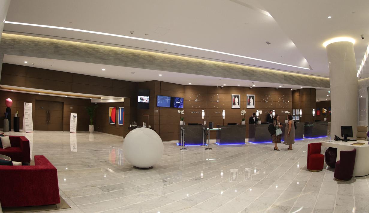 Hotel bintang 5 Pullman Doha West-Bay yang mempunyai total 468 kamar, 47 lantai dan memiliki 11 kategori kamar tersebut resmi dibuka pada 1 Agustus 2022 lalu. (AFP/Karim Jaafar)