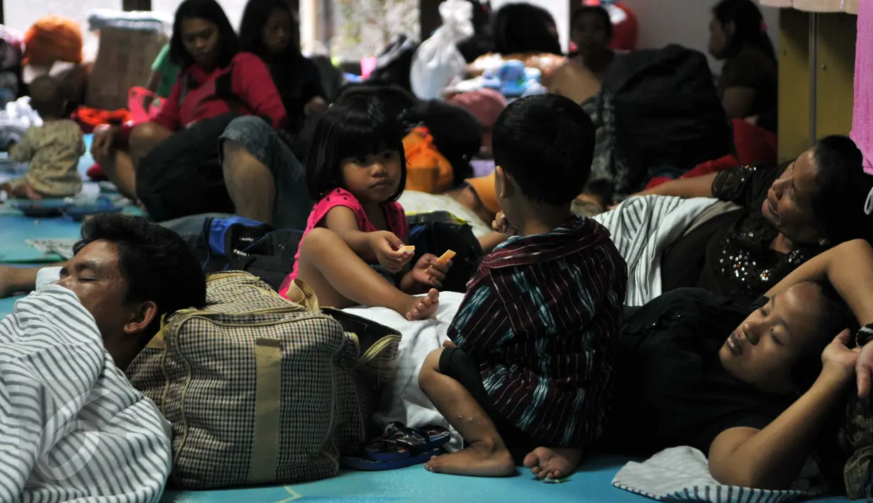 Sejumlah eks Gafatar beristirahat di rumah penampungan Panti Sosial Bina Insan (PSBI), Cipayung, Jakarta, Sabtu (23/1/2016). Ratusan eks Gafatar itu akan menjalani proses rehabilitasi.  (Liputan6.com/Yoppy Renato)