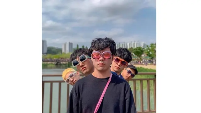 6 Pose Foto Kompak Bersama Sahabat Ini Unik, Perlu Dicoba