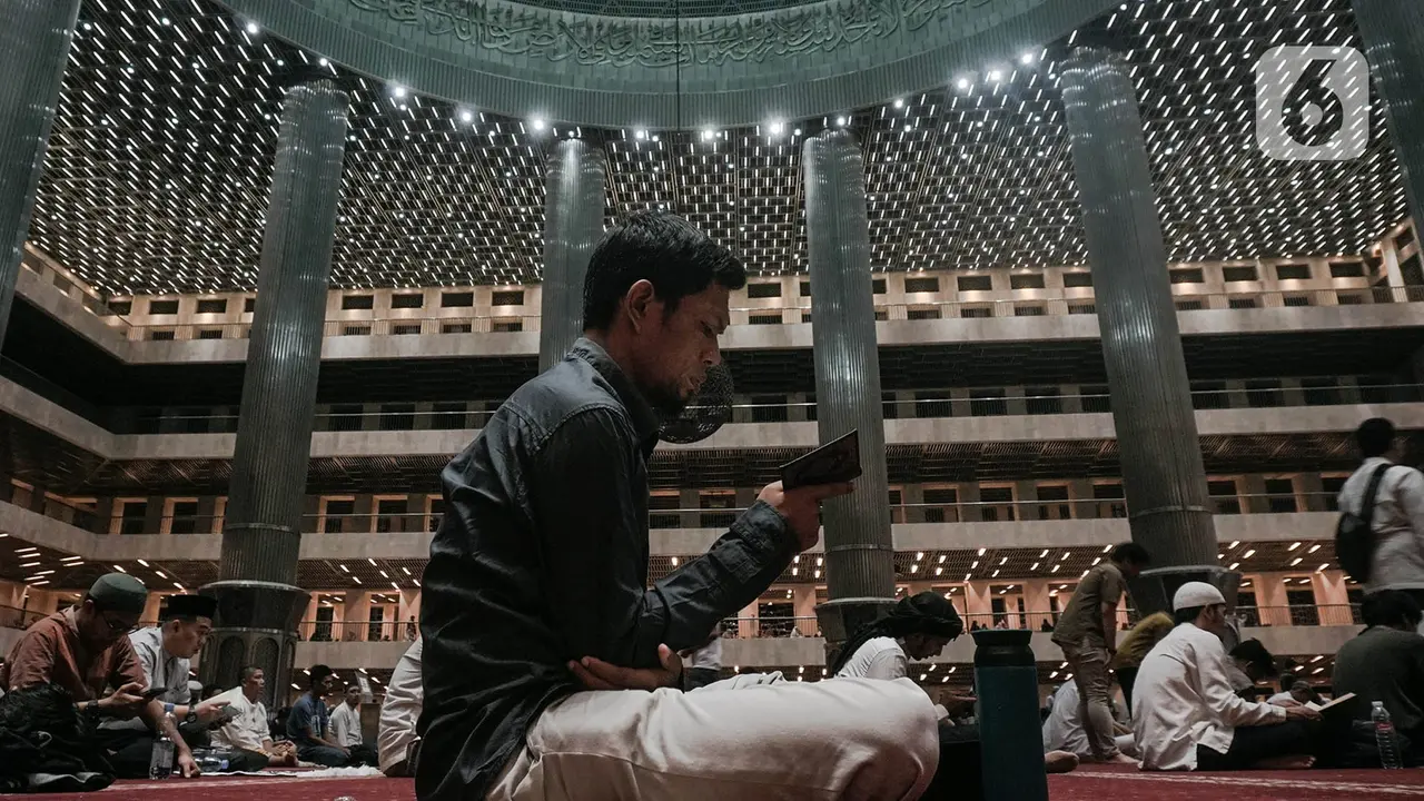 Ilustrasi umat muslim memperbanyak ibadah pada malam Nisfu Syaban